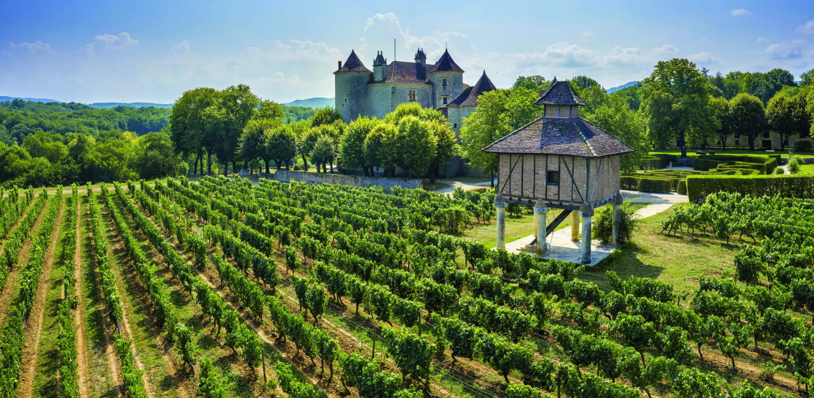 Pigeonnier et Château Lagrézette au cœur du vignoble de Cahors