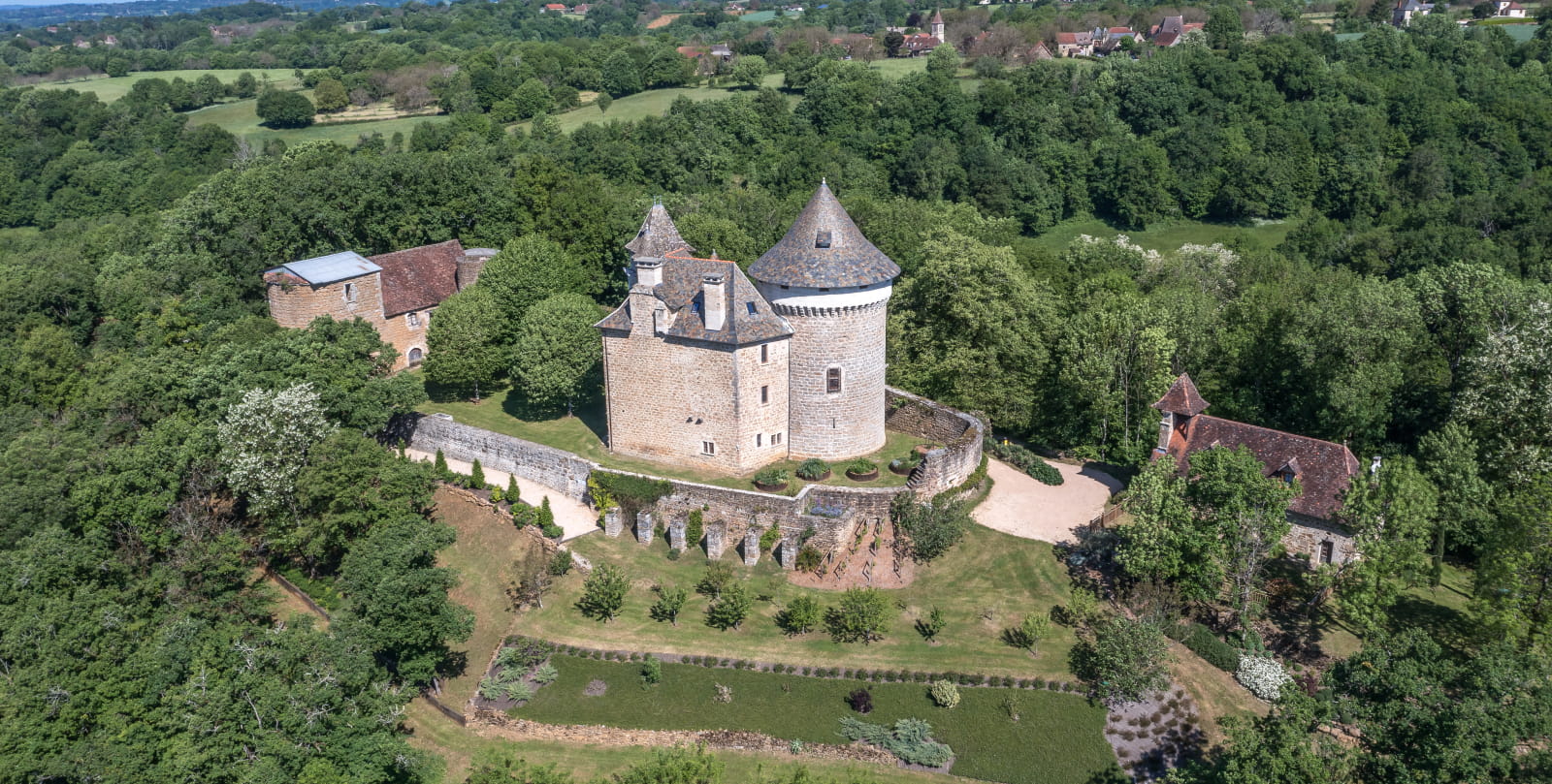 Vue aérienne du Château de Saignes