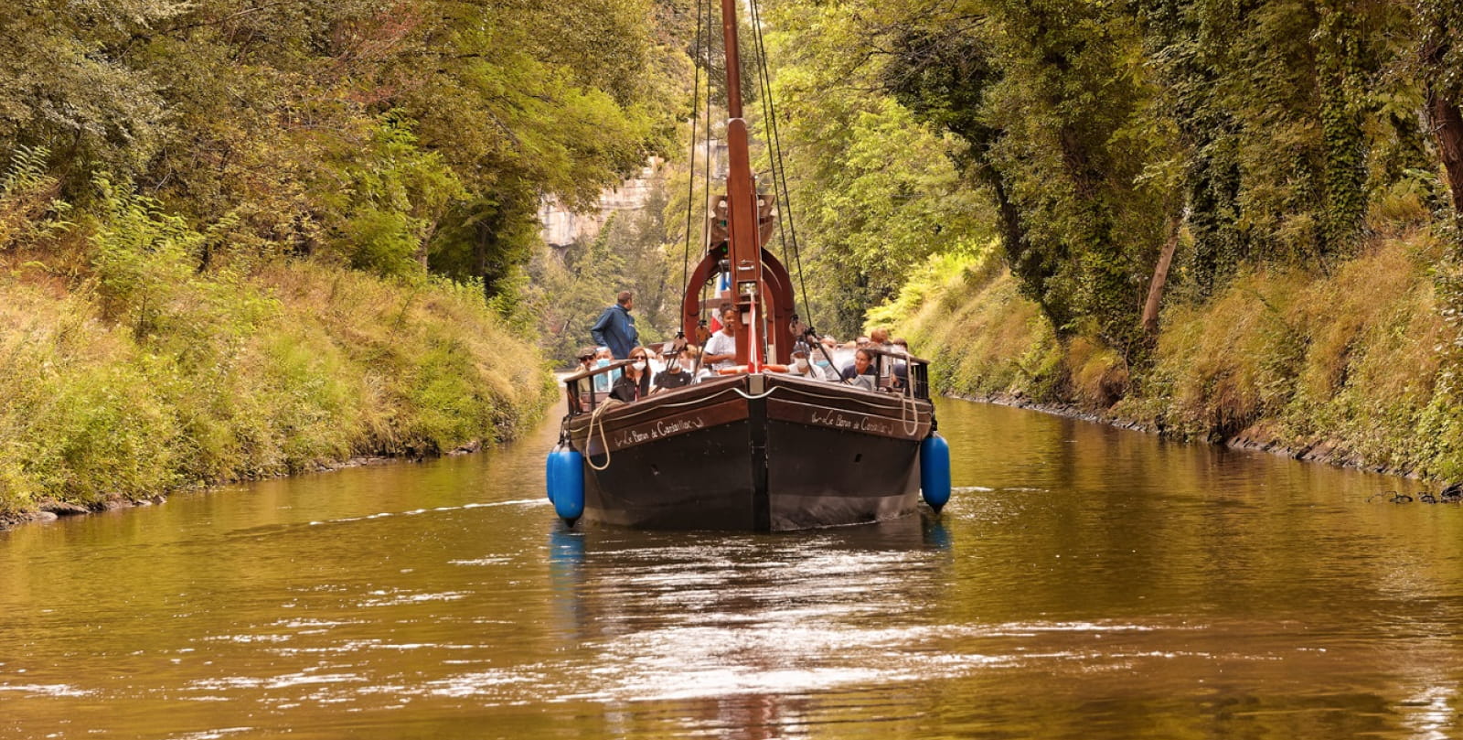 Gabare dans le canal