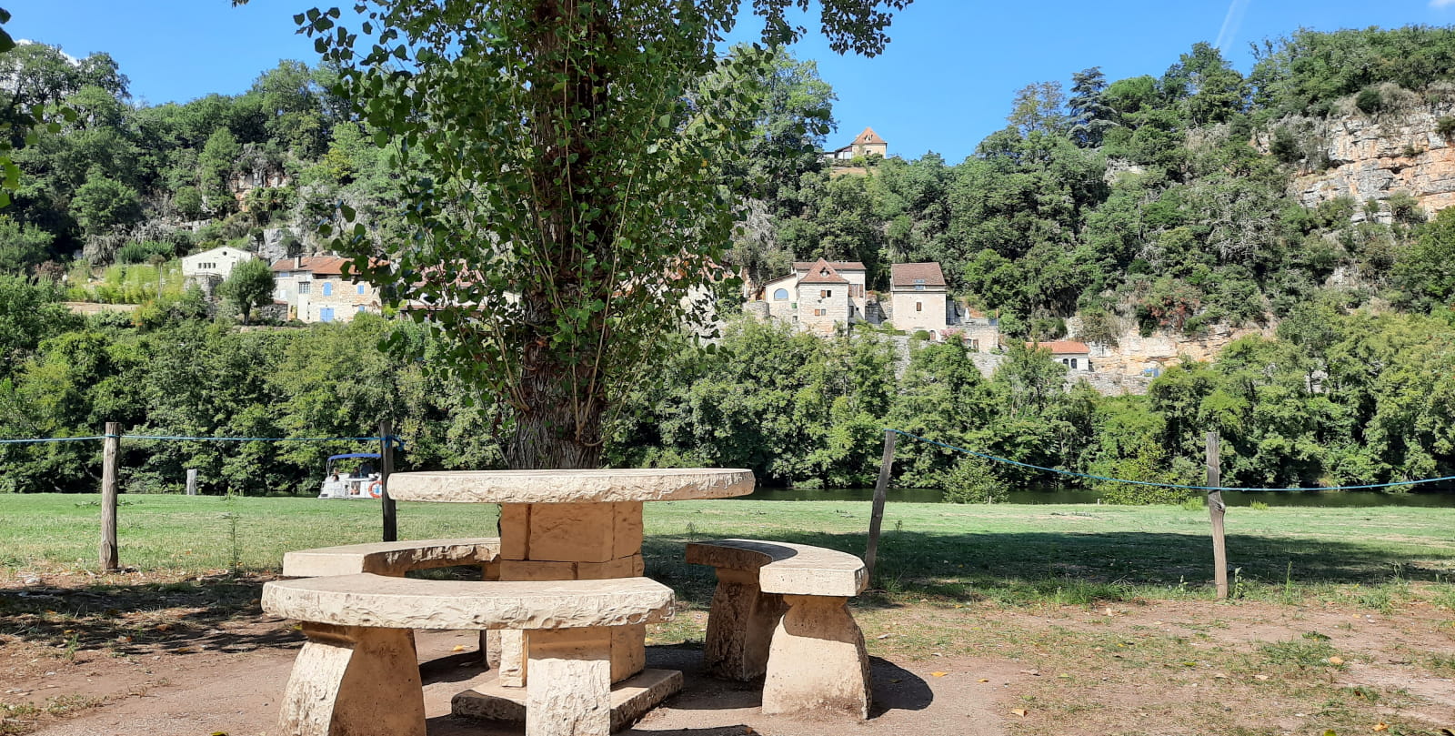 Table à l'aire camping-car Saint Cirq