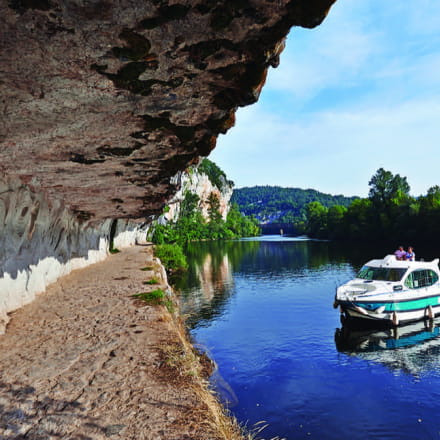 Boat next to the towpath carved into the rock © Lot Navigation